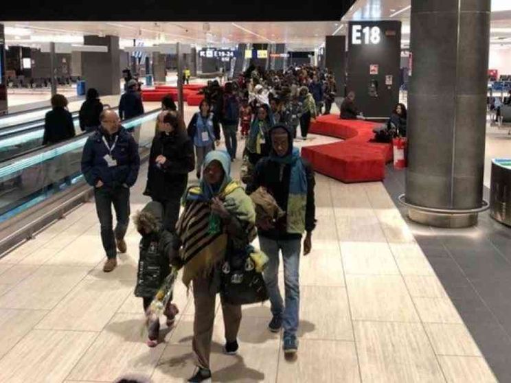 Atterrati a Roma 113 profughi. «La cooperazione fra istituzioni fa miracoli»