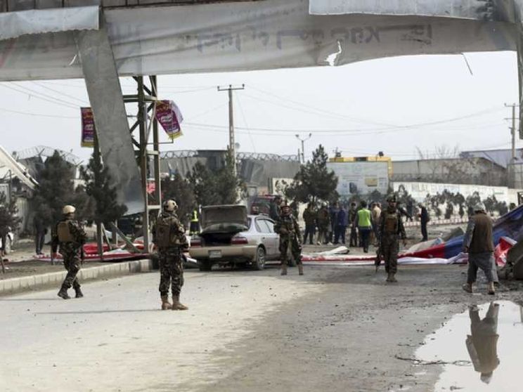 Kamikaze a Kabul contro convoglio degli stranieri: un morto
