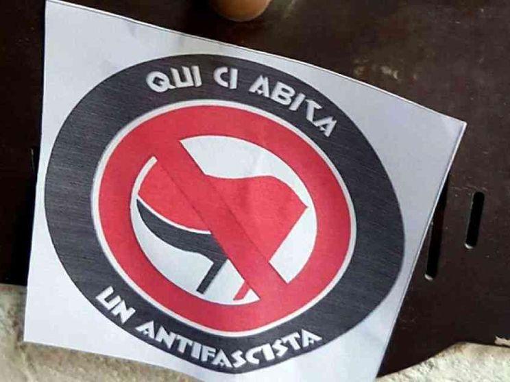 «Qui abita un antifascista». Marchiate a Pavia decine di case