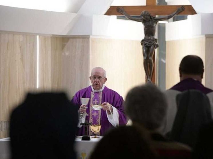 Papa Francesco: fede non è spettacolo, pensare con spirito di Dio