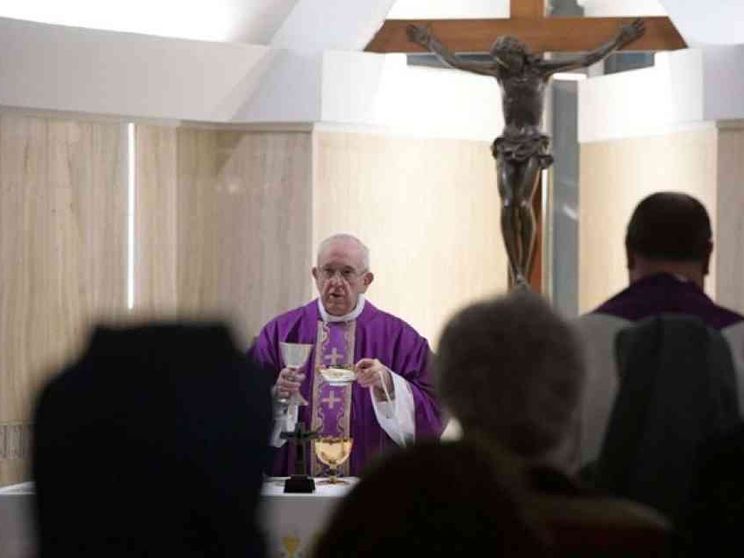 Papa Francesco: fede non è spettacolo, pensare con spirito di Dio