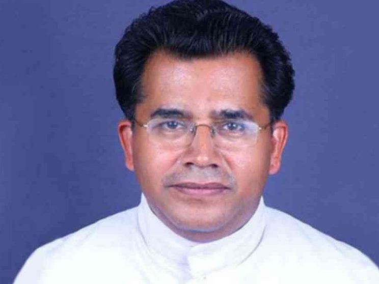 Mamma perdona l'assassino del figlio sacerdote e consola la sua famiglia