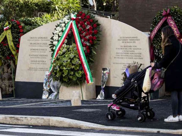 Inaugurati a via Fani i giardini in memoria della scorta