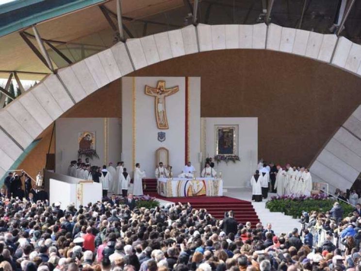 Il Papa: «Oggi si scarta la gente, con più crudeltà che a Sparta»