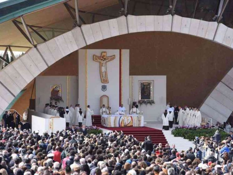 Il Papa: «Oggi si scarta la gente, con più crudeltà che a Sparta»
