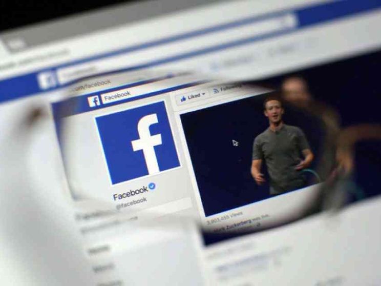Facebook crolla in Borsa dopo lo scandalo Cambridge Analytica
