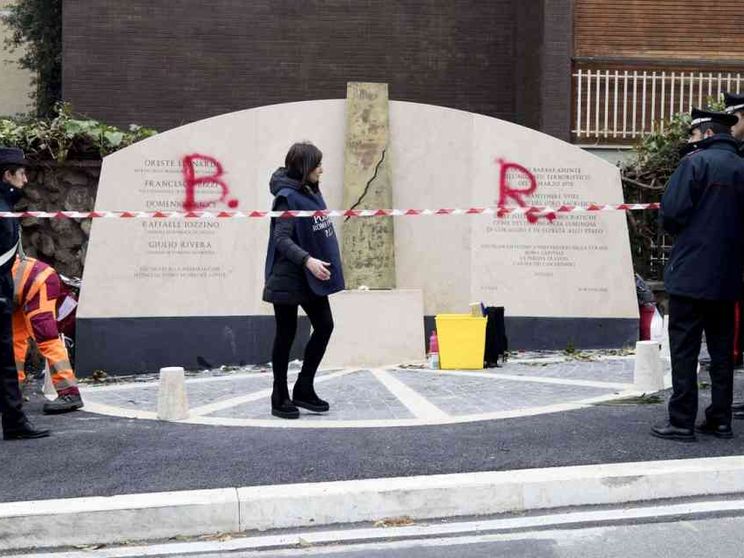 Di nuovo imbrattato il monumento in memoria della scorta di Aldo Moro
