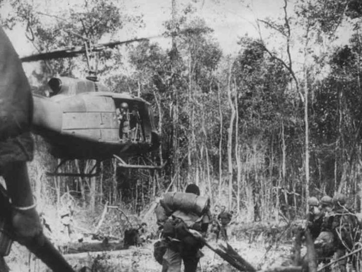 1975 - Cade Saigon, finisce la guerra. Per l'Indocina è dramma