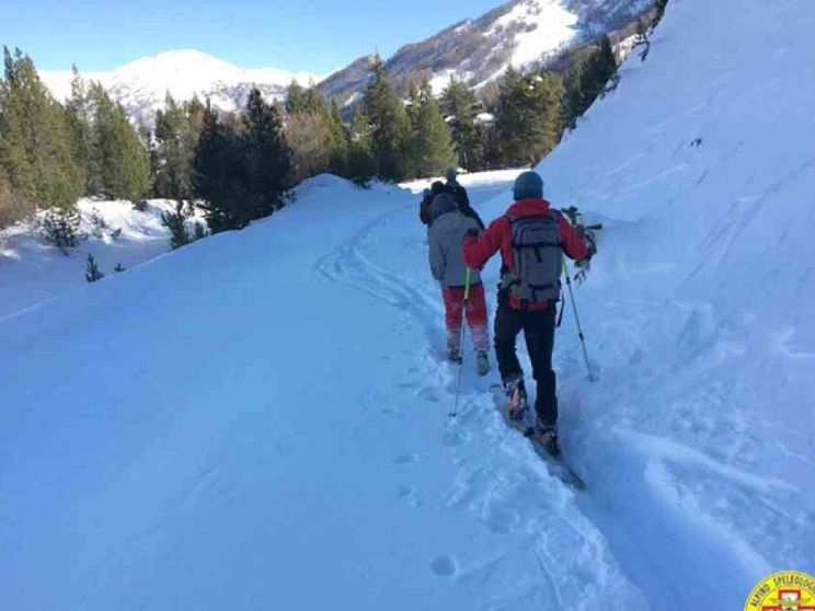 Incinta malata respinta alla frontiera francese e morta, il bimbo ce la farà