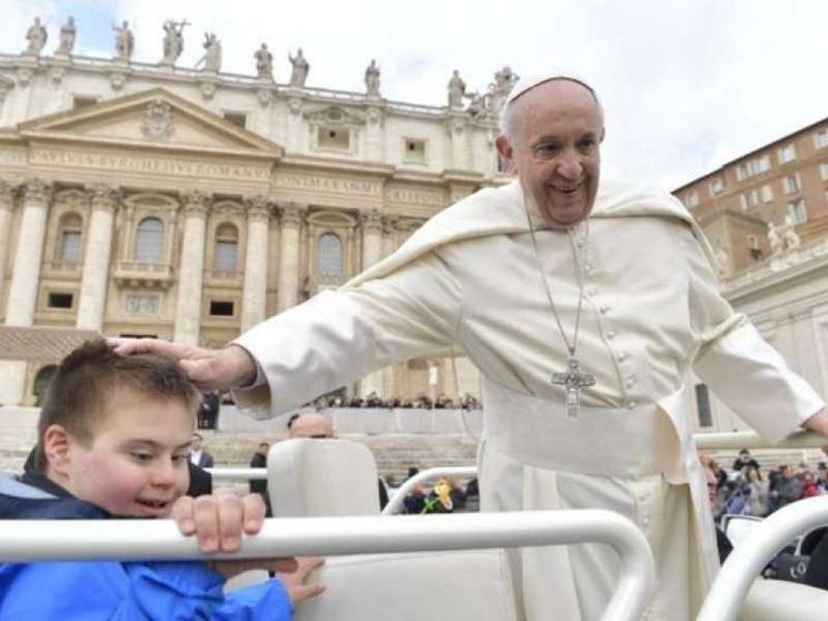 Papa: a Pasqua laviamo gli occhi ai bambini perché vedano Gesù risorto