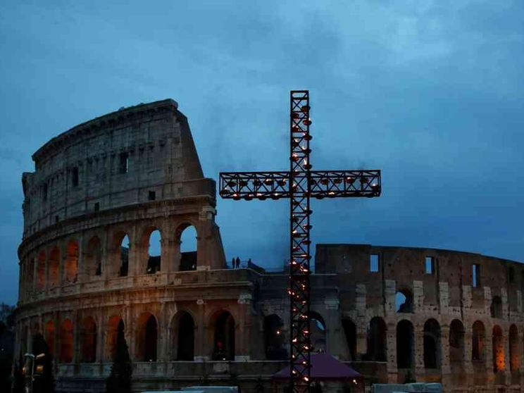 La preghiera di Papa Francesco alla Via Crucis al Colosseo