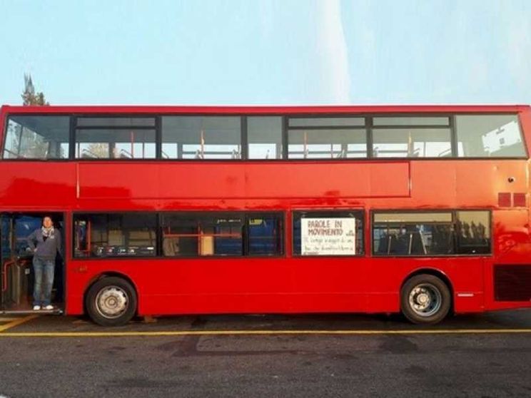 Il bus inglese diventa una libreria itinerante