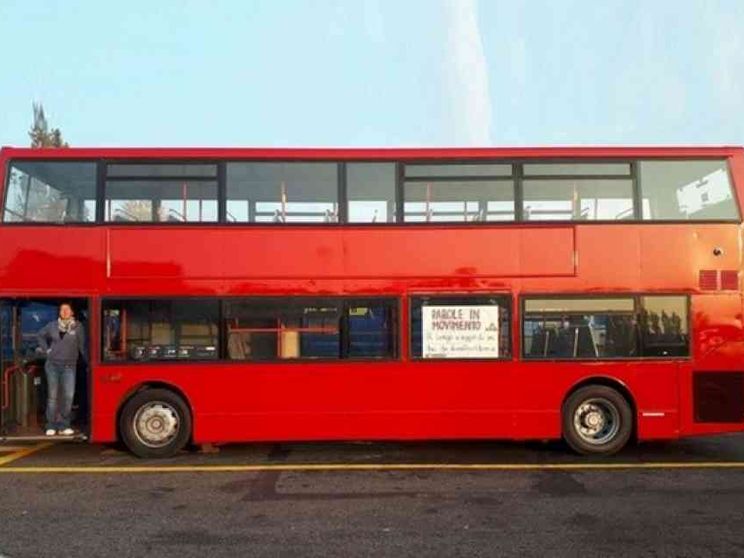 Il bus inglese diventa una libreria itinerante