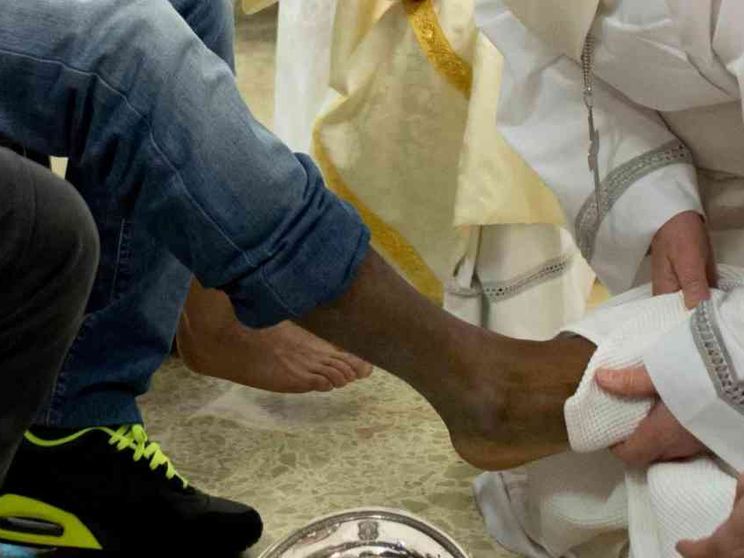 Manduria, no alla lavanda dei piedi a migranti. Interviene il vescovo
