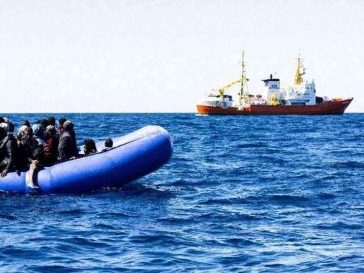 Migranti, ancora caos in mare. «Famiglie separate dai libici»