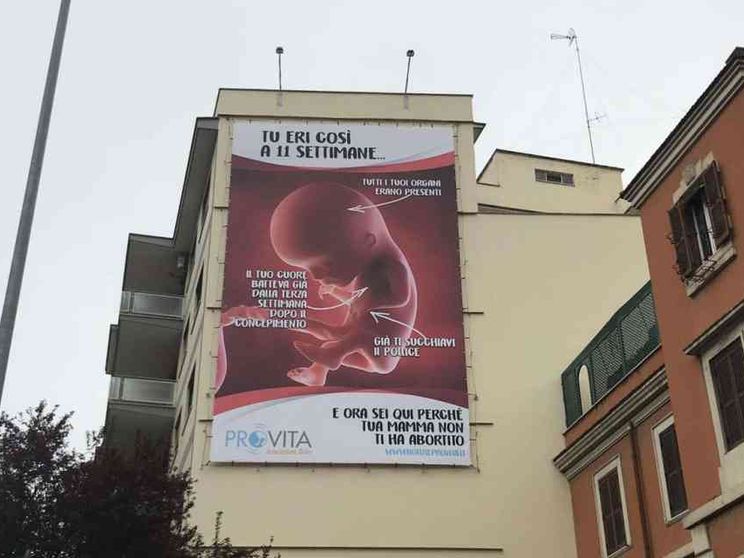 Il poster rimosso contro l'aborto, la campagna continua sul web