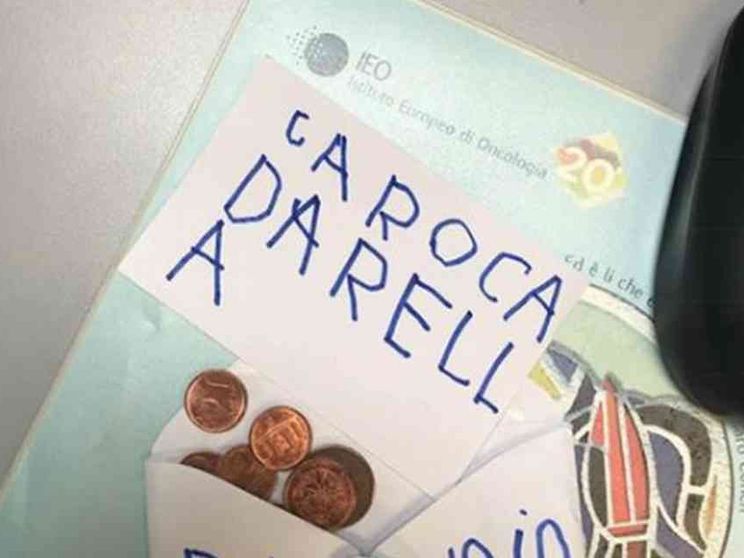 A 5 anni dona monete alla ricerca sul cancro. «Per la mamma»