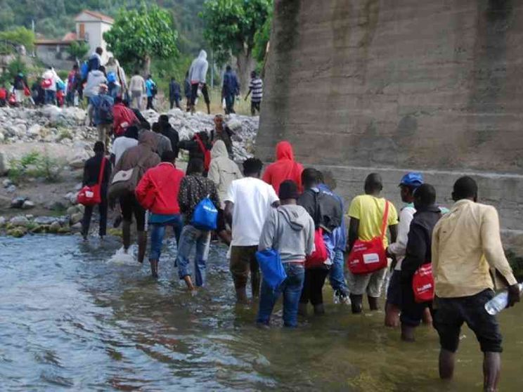 Sgomberato l'accampamento dei migranti sul fiume Roja