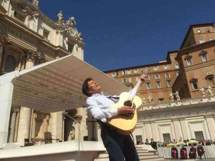 Le diocesi di Bologna e Cesena in visita, Gianni Morandi canta per il Papa