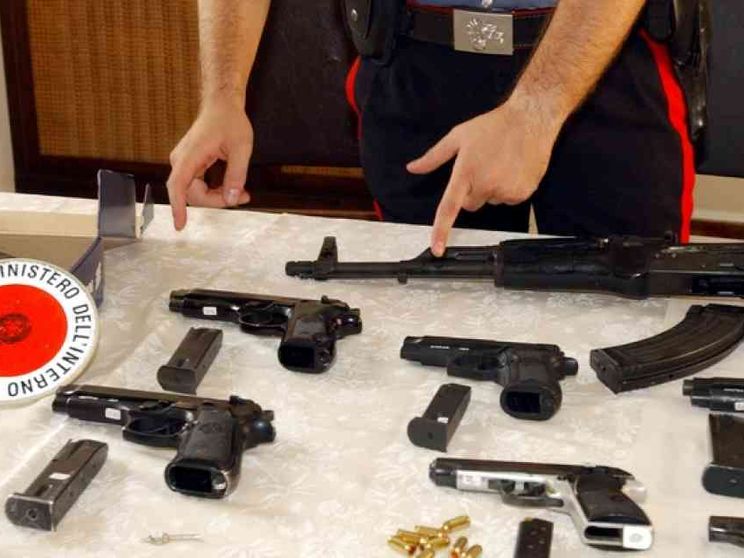 Gorizia, fermato bosniaco con armi da guerra