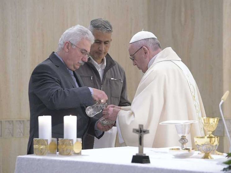 Papa Francesco: senza amore e servizio la Chiesa non va avanti