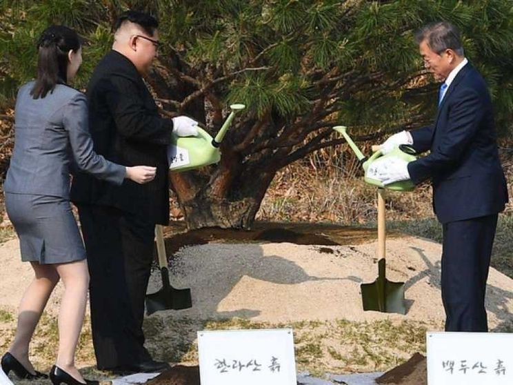 Storico summit tra Kim e Moon. «La guerra è finita»