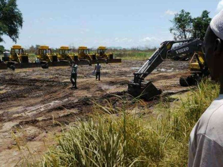 Ecco tutti i regimi e le multinazionali che «rubano» terra alle comunità