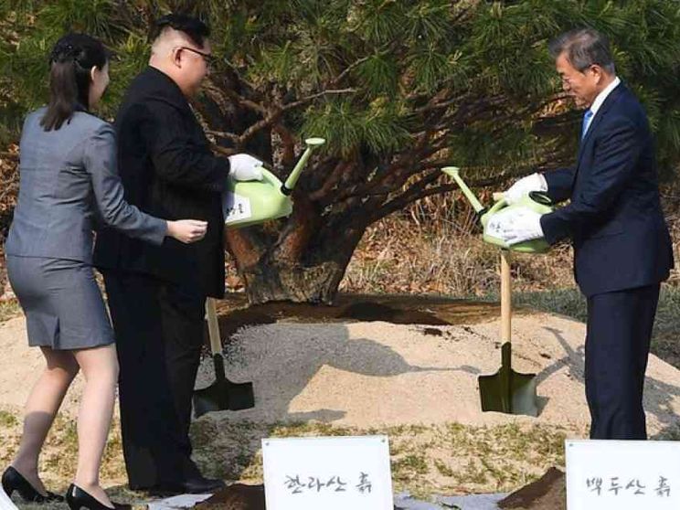Storico summit tra Kim e Moon. «La guerra è finita»