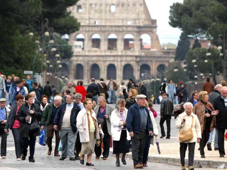 L'Italia nel 2065: 54 milioni di abitanti, vita media delle donne 90 anni