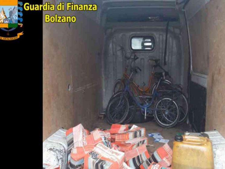 Così gli sfruttati dei volantini: 15 ore di lavoro controllati col Gps