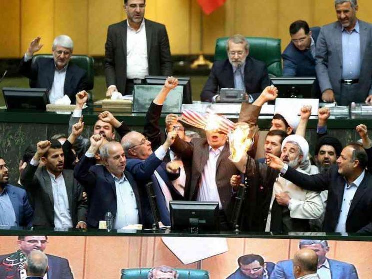 Al Parlamento di Teheran brucia la bandiera Usa