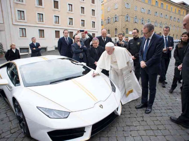 Venduta all'asta la Lamborghini «del Papa»