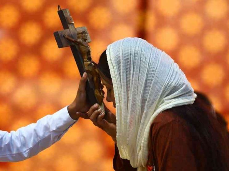 È cristiano, fuggono gli avvocati