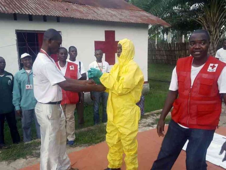 Ebola, il Congo alza l'allerta. E i Paesi vicini si blindano