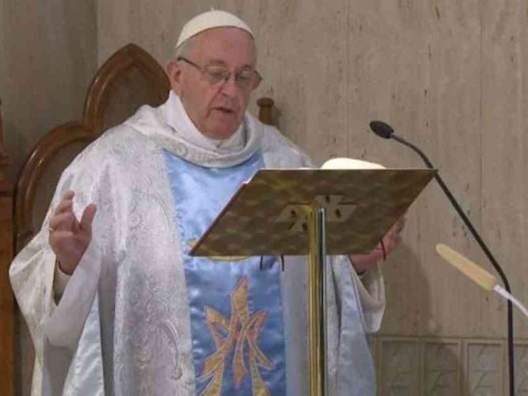 Papa: la Chiesa è donna e madre, come Maria