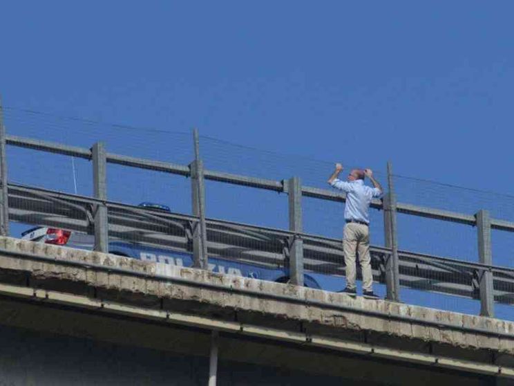 Getta la figlia dal viadotto e si suicida: forse ha ucciso anche la moglie