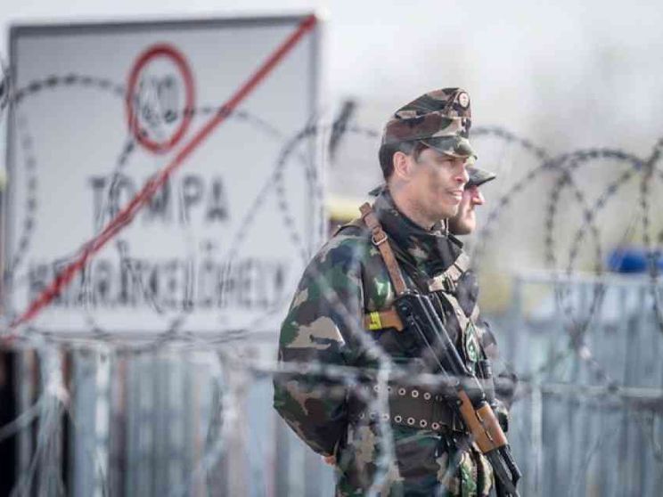 «Fermate i profughi» (con l'uso della forza)