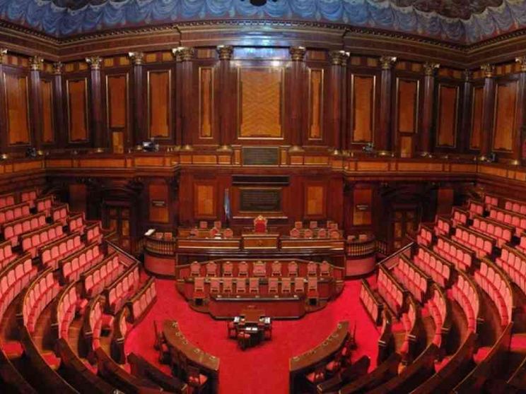 Conte trova i numeri alla Camera e al Senato. Berlusconi dice «no»