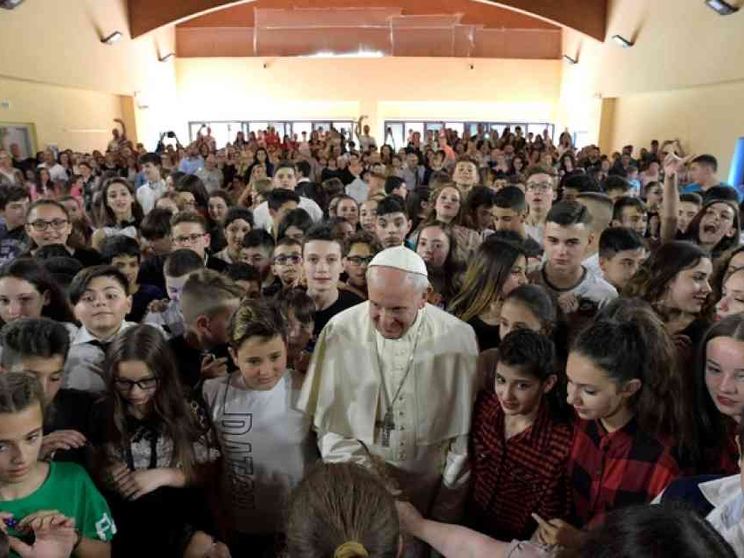 Papa Francesco a scuola con i bambini di periferia