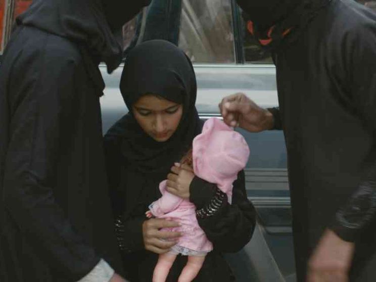 Strappa il passaporto della figlia di 10 anni per impedire nozze combinate