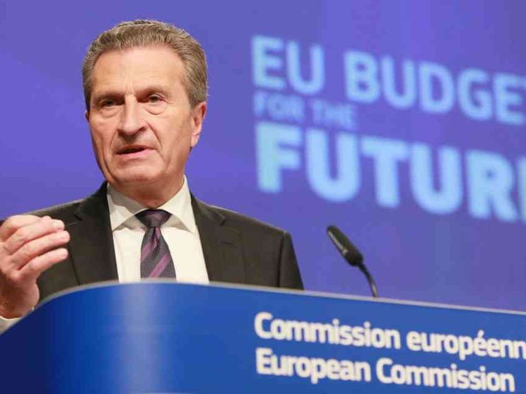 Bufera sul commissario Oettinger per le frasi sul voto italiano: ecco cosa ha detto