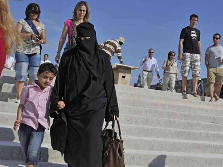 Stop a burqa e niqab nei luoghi pubblici