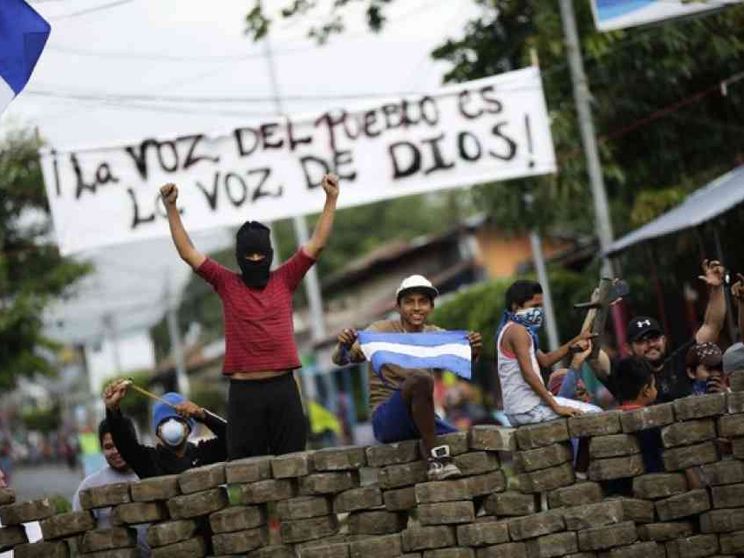 Ancora disordini e morti, l'appello del Papa