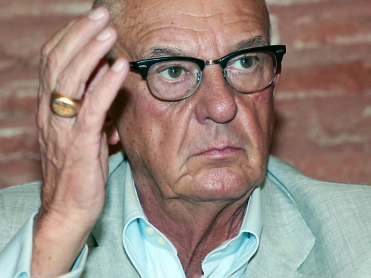 Un cimitero e un vivo morto