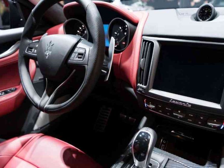 Anche le Maserati a noleggio, Hertz nobilita sua sua flotta