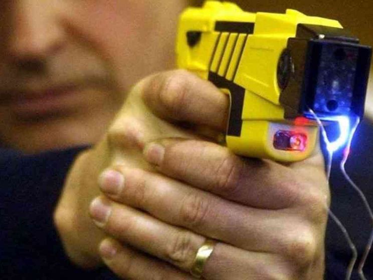 Sì alle pistole elettriche, la svolta della Polizia