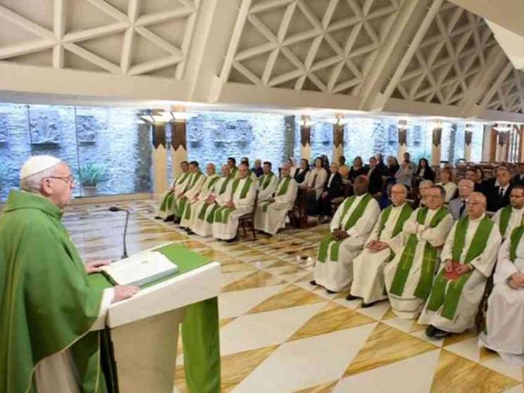 Il Papa: l’insulto uccide il futuro, passa dall' invidia all' amicizia