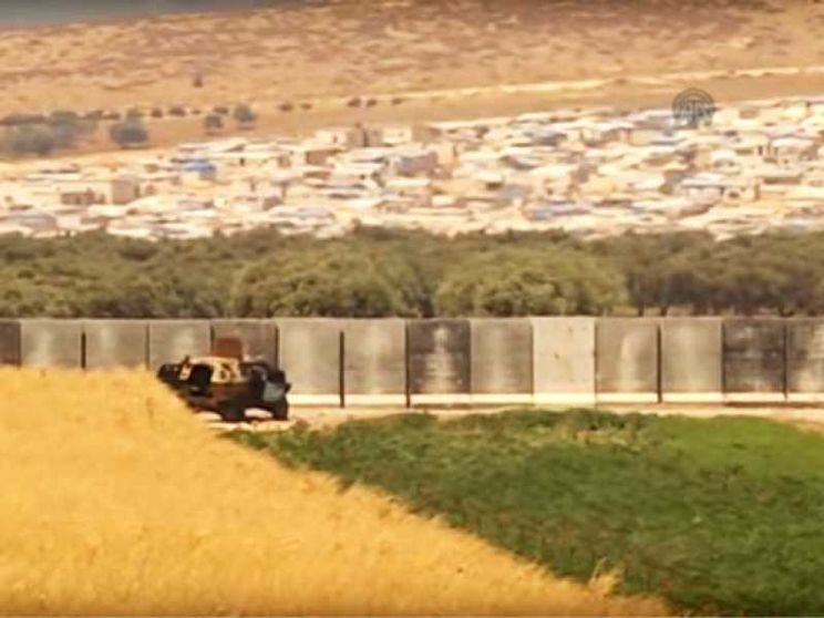 Il muro di Erdogan per isolare i siriani e i curdi