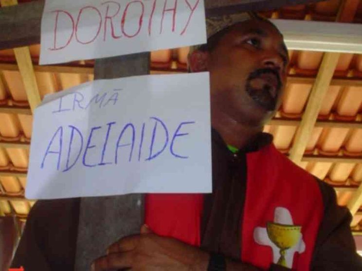 Il massacro continuo dei contadini. Sei uccisi ogni mese