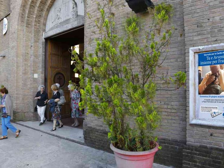 Giornata per la Carità del Papa: leggi Avvenire, aiuti Francesco